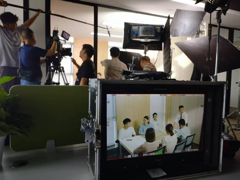 成华区TVC拍摄公司：科技产品视觉化大师，诠释未来感与功能美学
